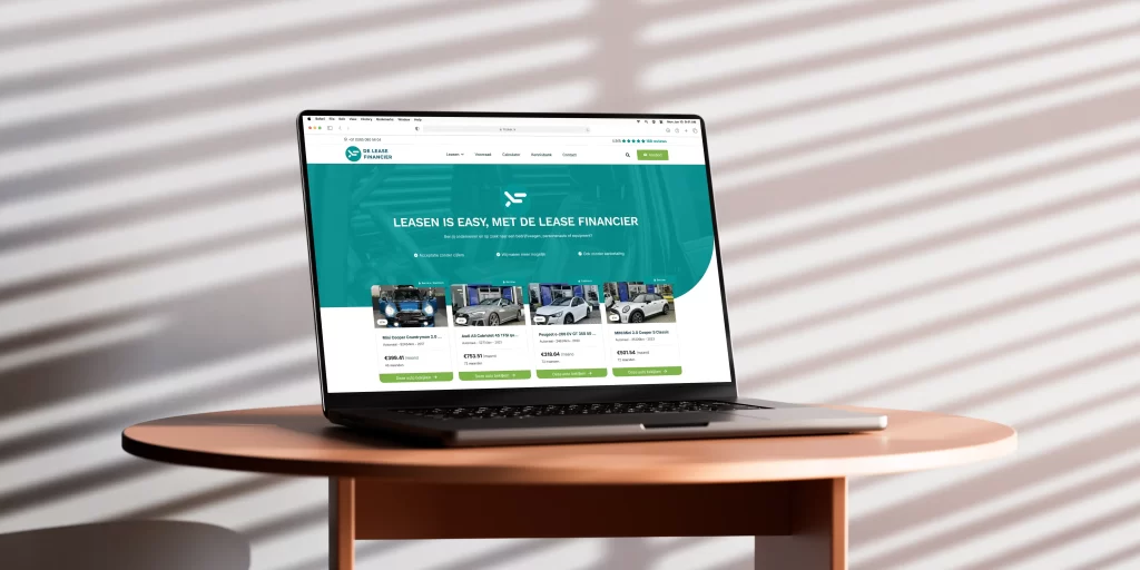 Laptop toont website voor autolease op houten tafel.