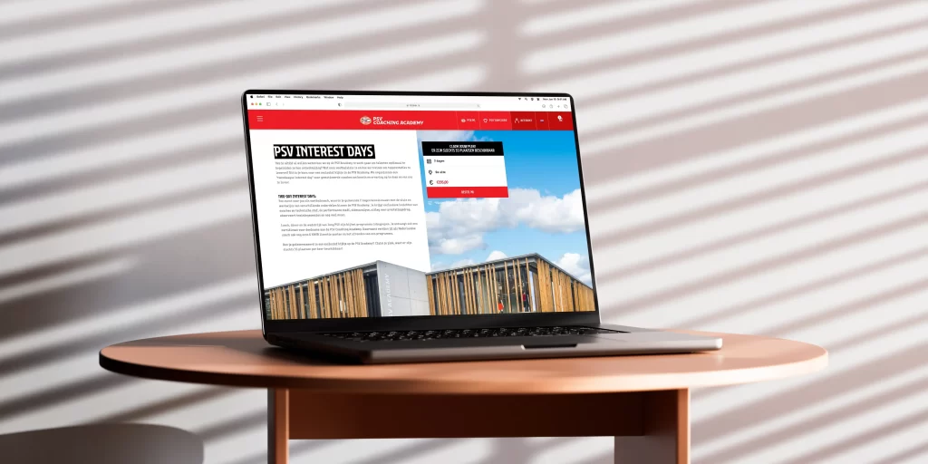 Laptop met website op tafel in zonlicht