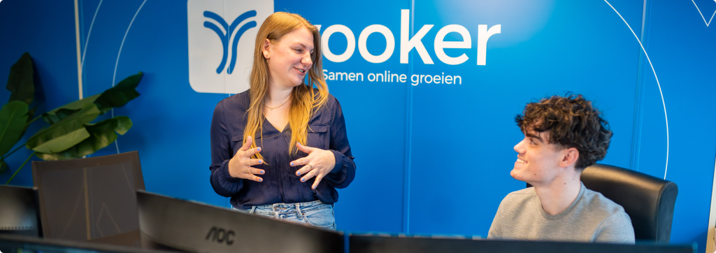 Twee mensen praten in modern kantoor.