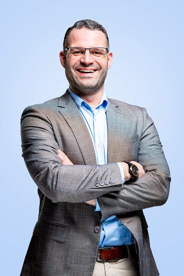 Zakelijke man met bril en pak glimlacht