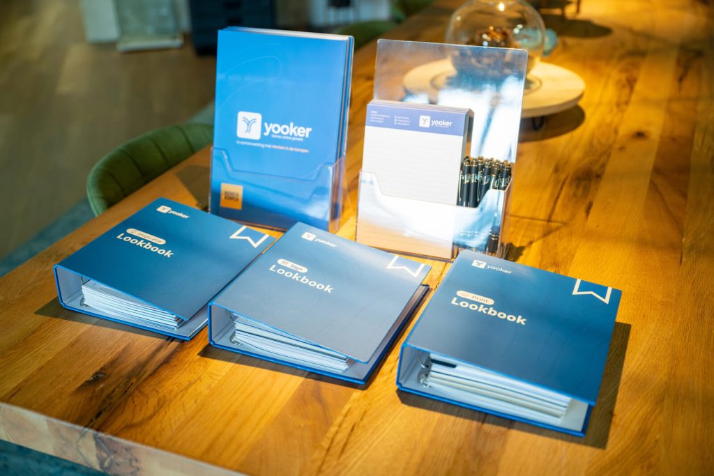 Blauwe mappen en notitieblokken op tafel.