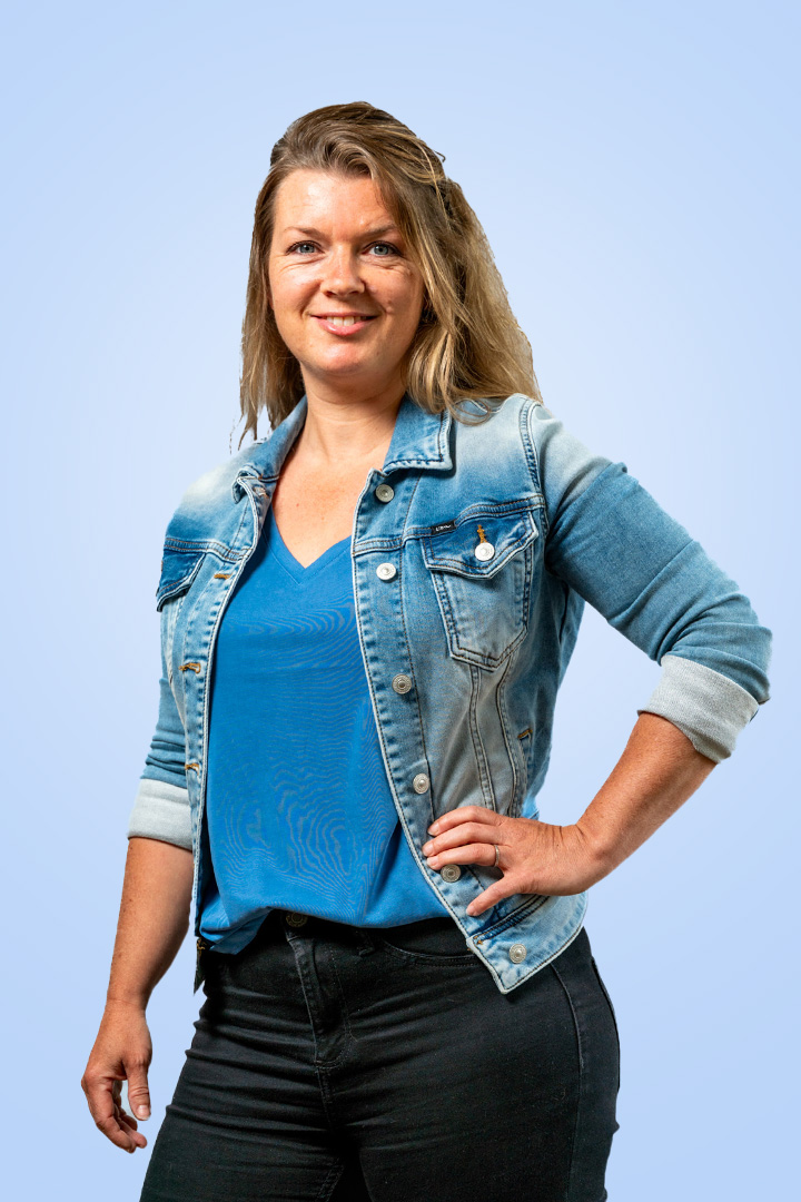 Vrouw in spijkerjack met blauwe achtergrond