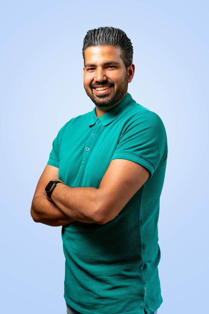 Man in groene polo met glimlach