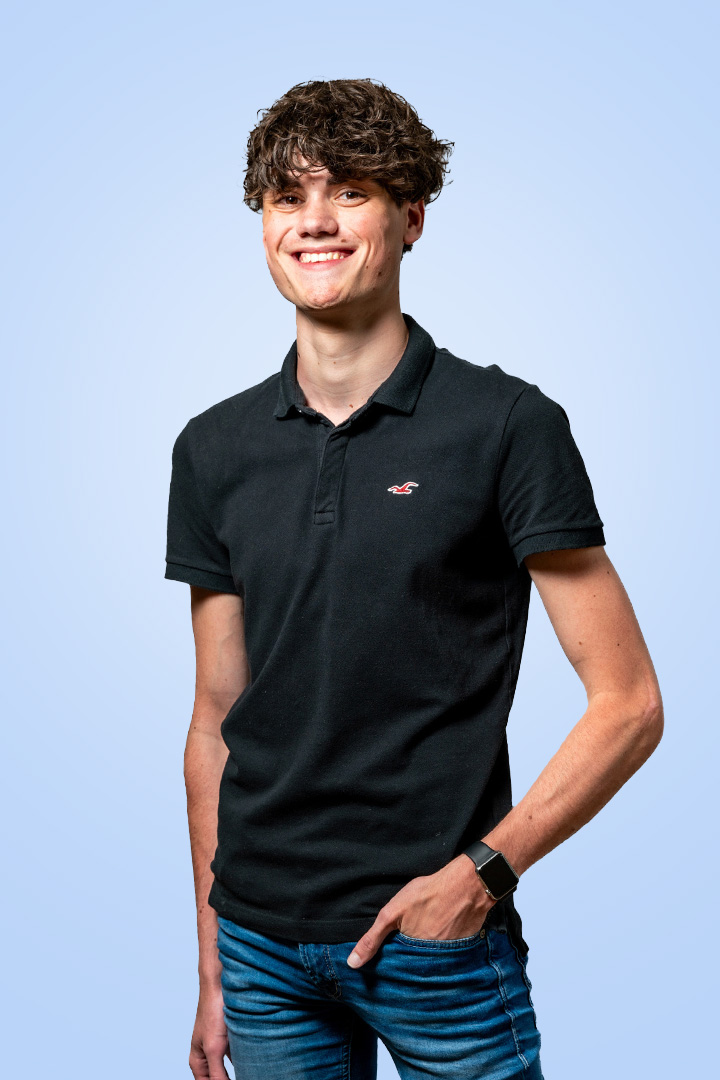 Man in zwarte polo glimlacht.