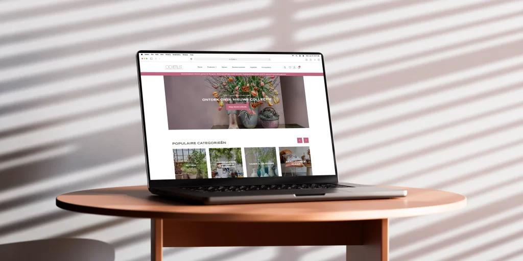Laptop toont bloemenwinkel website op tafel
